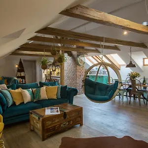 https://old-town-boho-chic-attic-with-hanging-chair.praguehotelsweb.com